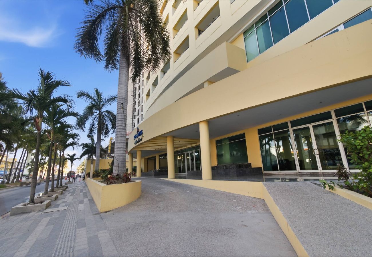 Apartment in Mazatlán - Gavias Golden | 3 Bedrooms, Beach, Pool & Gym 